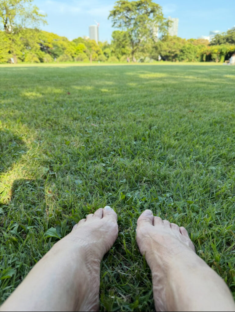 芝生で素足