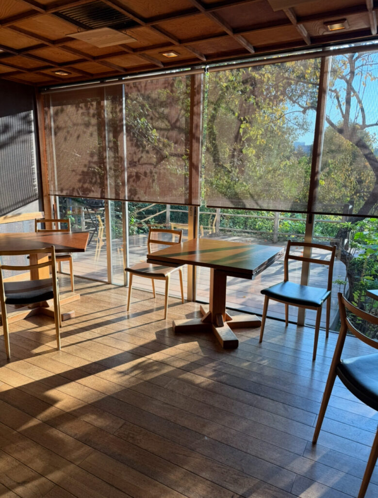 韻松亭のテーブル