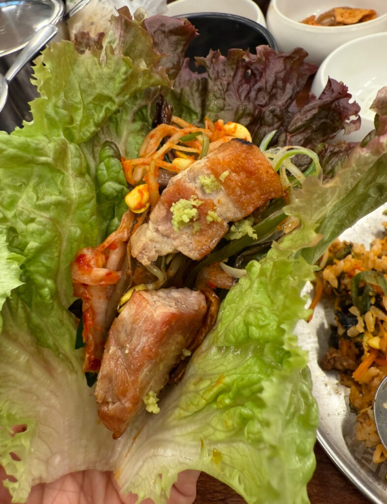 肉をサンチュで巻く