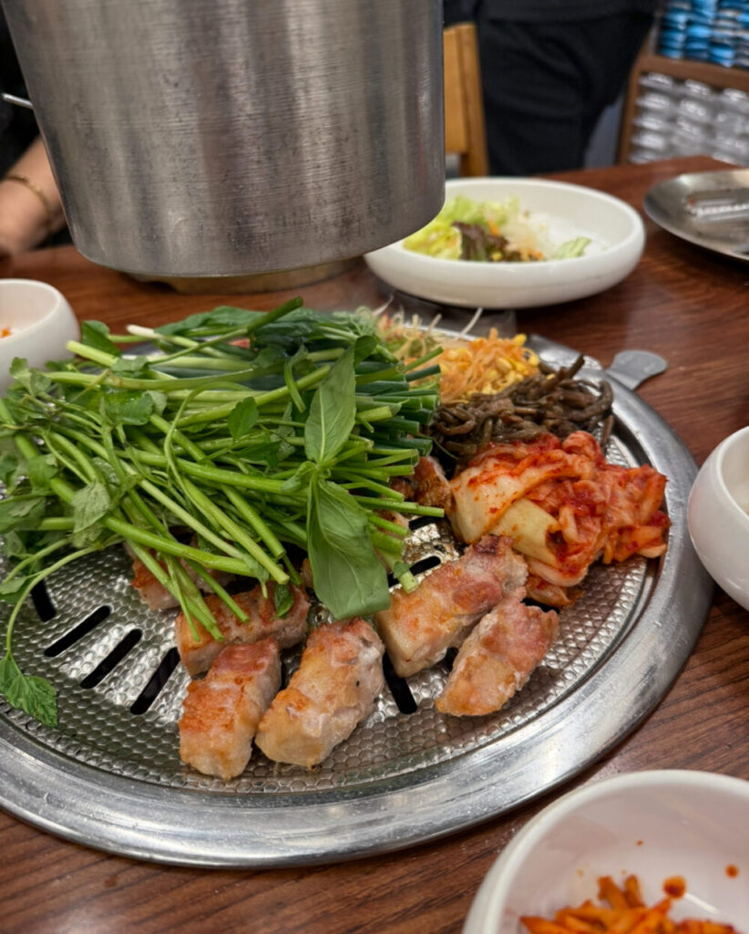 肉をはさみでカット