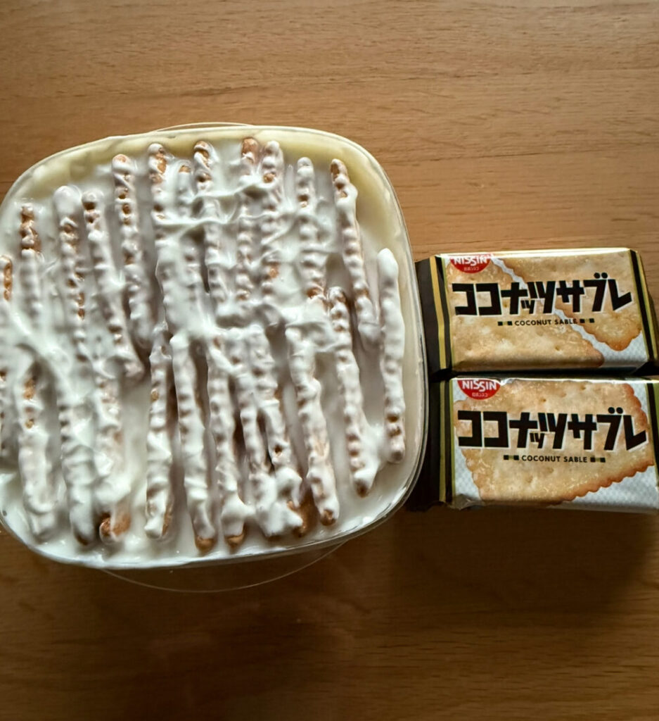 ヨーグルトにビスケットを差し込む