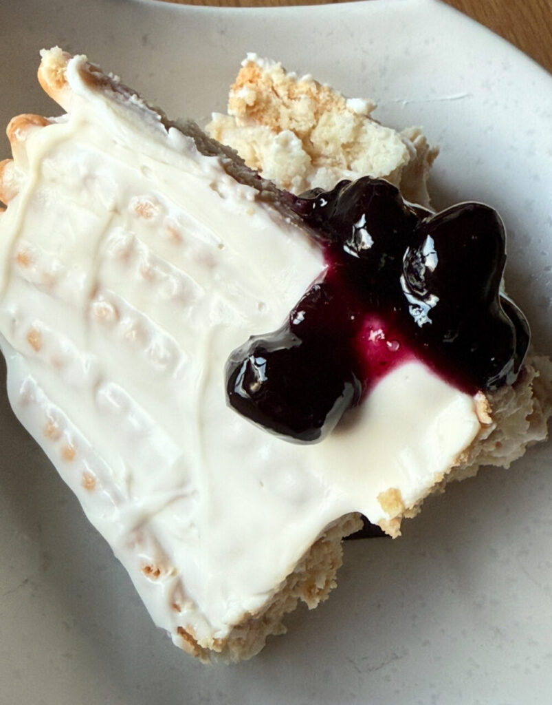 チーズケーキにブルーベリージャム