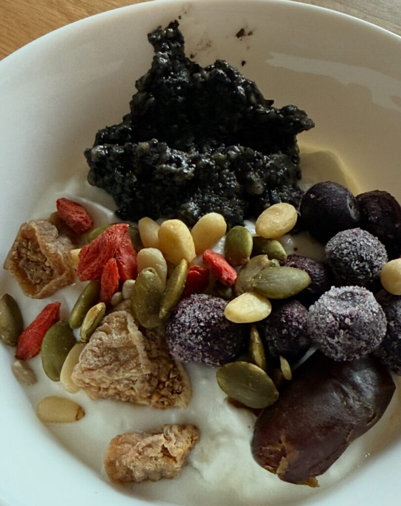 黒ごまフルーツヨーグルト