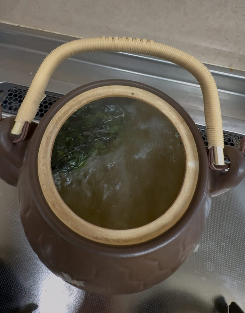 よもぎを煎じる