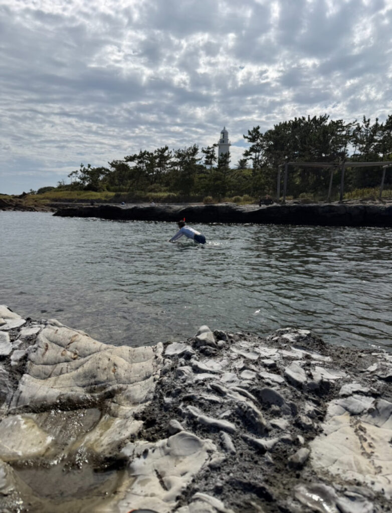 海に飛び込む